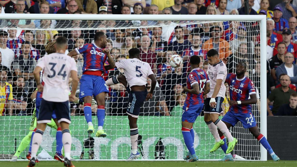 Arsenal's Gabriel Martinelli, second right, scores his side's opening goal during the English Premier League soccer match between Crystal Palace and Arsenal at Selhurst Park stadium in London, Friday, Aug. 5, 2022.