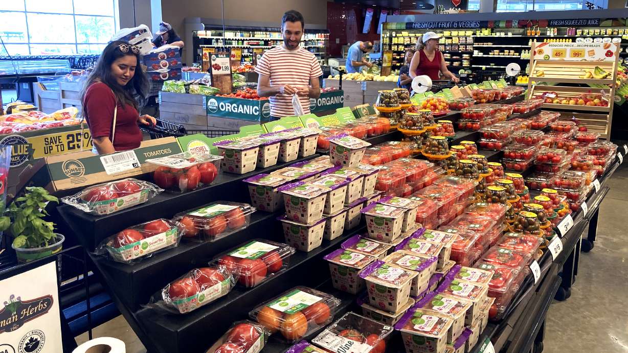 Shoppers shop at a grocery store in Glenview, Illinois on July 4. U.S. demand for grocery delivery is cooling as food prices rise. Some shoppers are shifting to less expensive grocery pickup, while others are returning to the store.