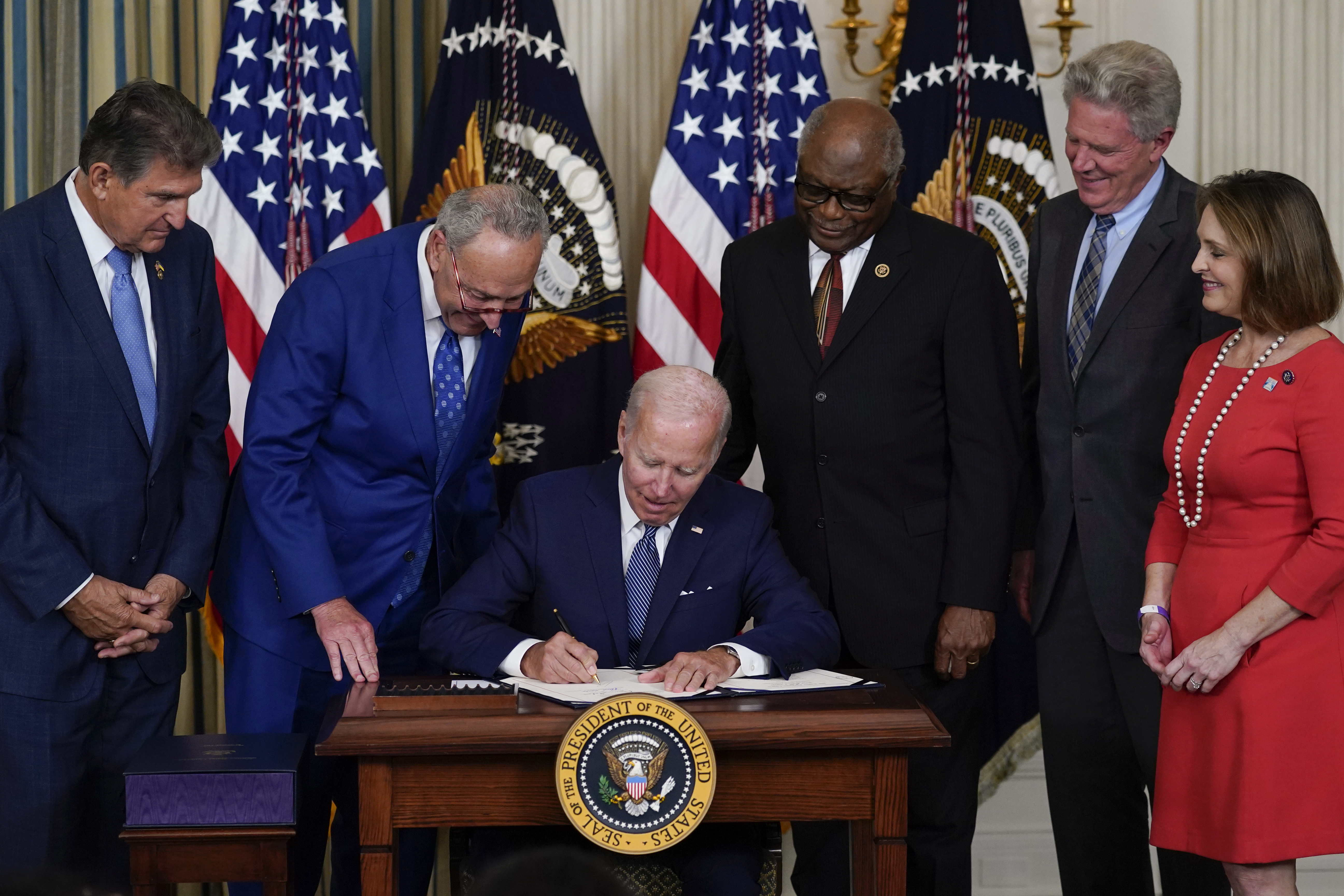 Biden signs massive climate and health care legislation - Vimarsana News