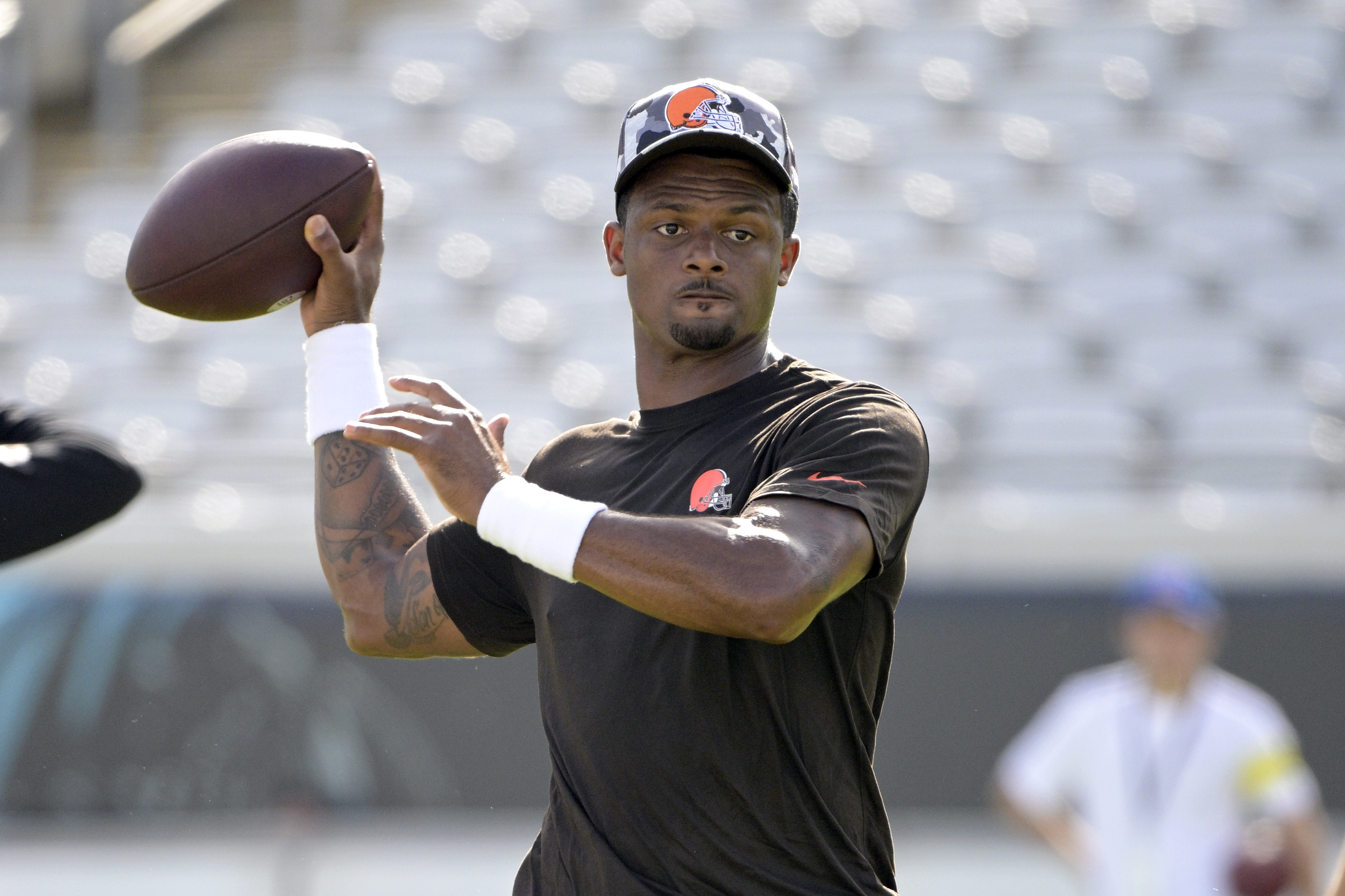 El quarterback de los Browns de Cleveland, Deshaun Watson (4), calienta antes del partido de pretemporada contra los Jaguars de Jacksonville, en Jacksonville, Florida, el viernes 12 de agosto de 2022.  