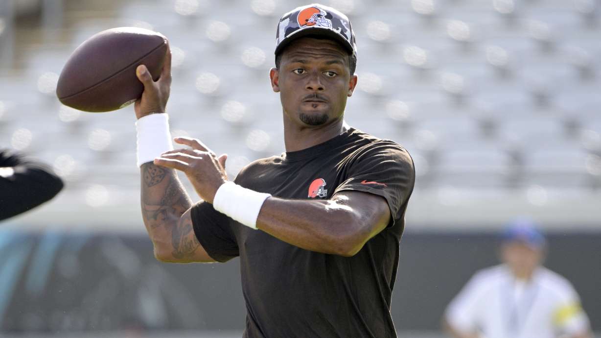 El quarterback de los Browns de Cleveland, Deshaun Watson (4), calienta antes del partido de pretemporada contra los Jaguars de Jacksonville, en Jacksonville, Florida, el viernes 12 de agosto de 2022.