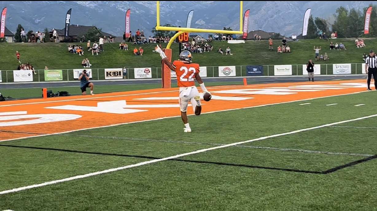 La'akea Kalama goes untouched for a touchdown
