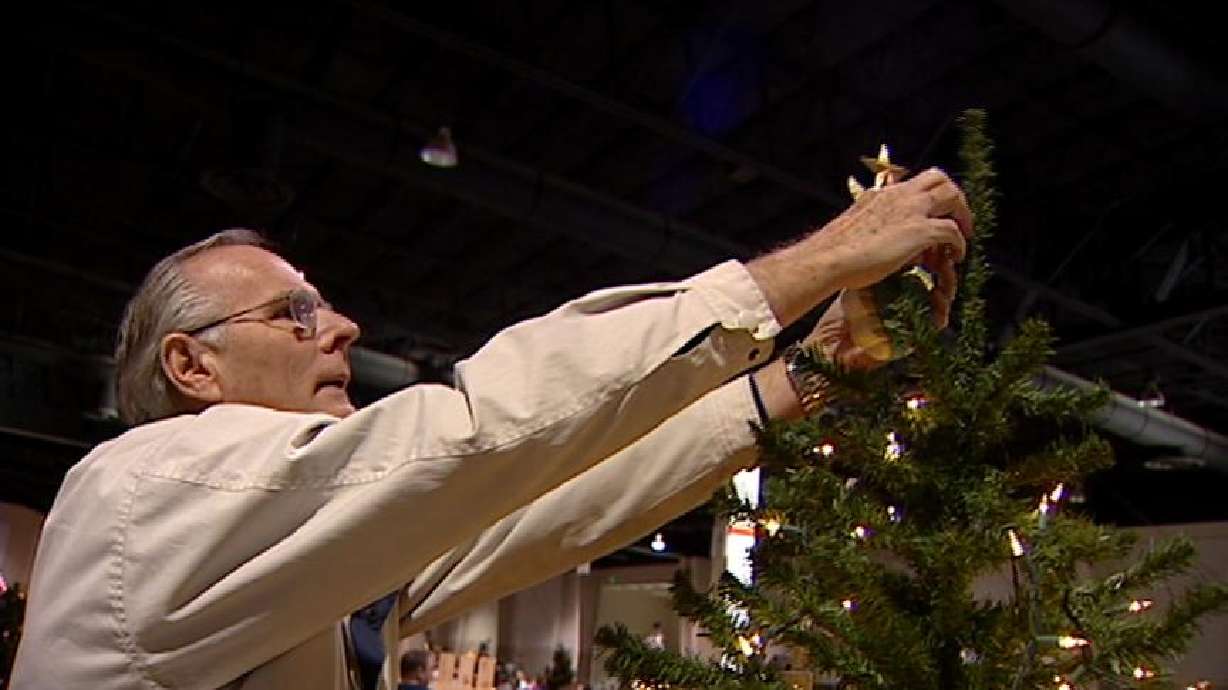 Volunteers Decorate for Festival of Trees