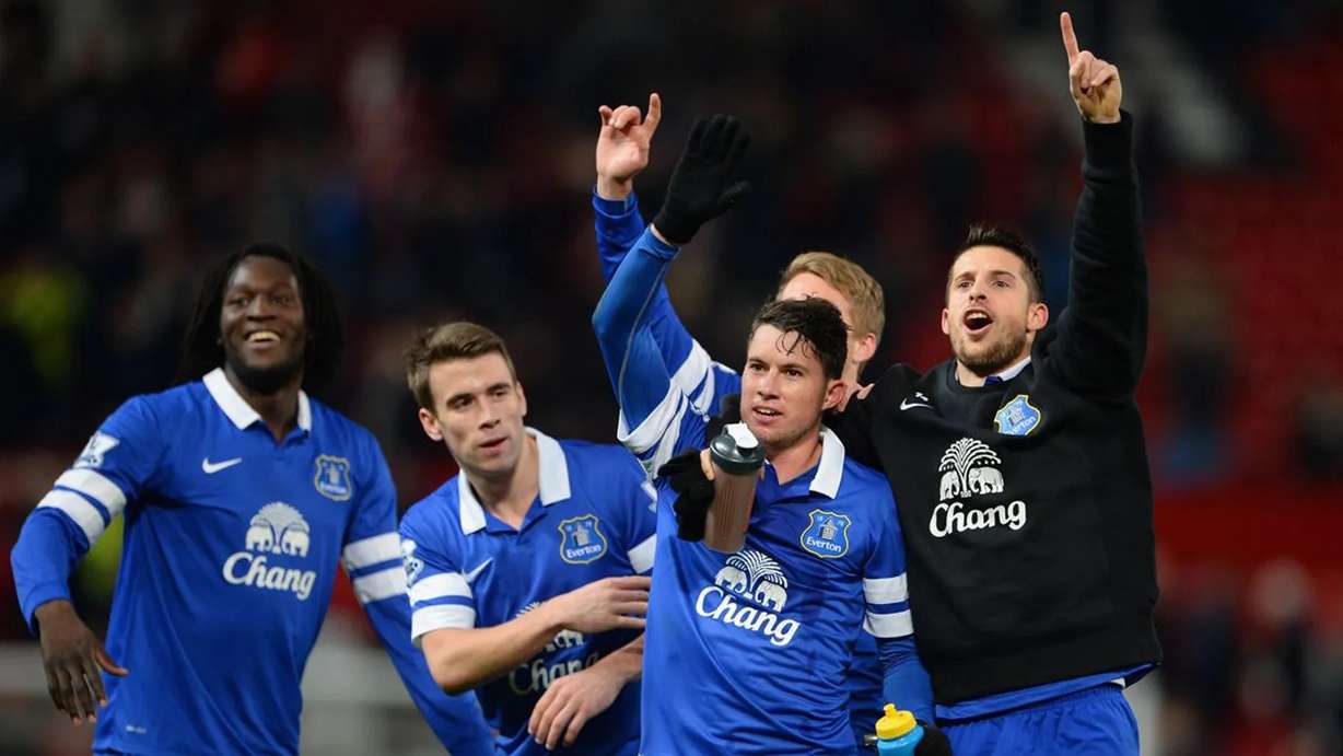 Bryan Oviedo, segundo desde la derecha, celebra con sus compañeros del Everton.