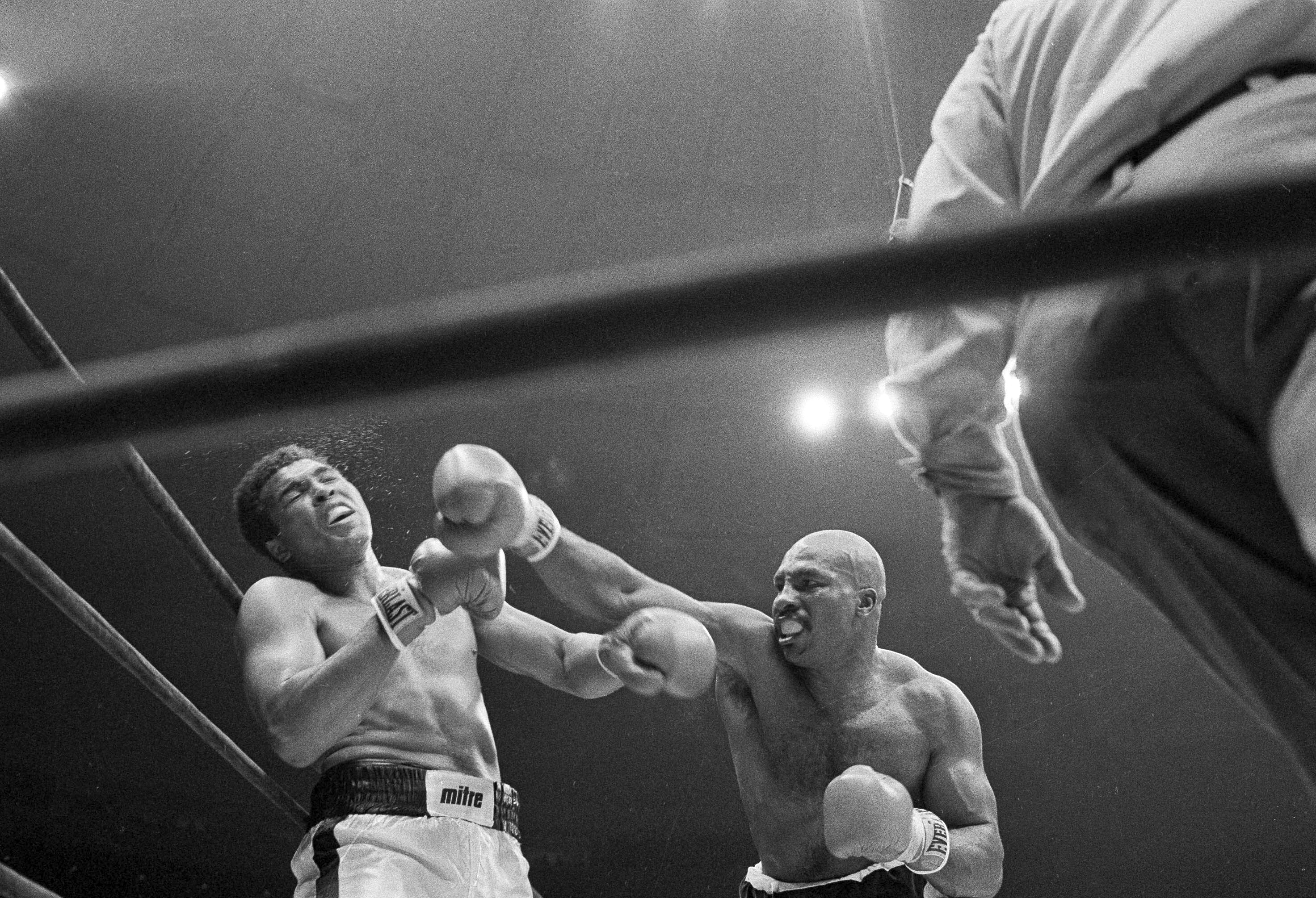 FILE - Challenger Earnie Shavers, right, follows through with a right against champion Muhammad Ali during the fourth round of their boxing bout in New York's Madison Square Garden, Sept. 29, 1977. Shavers, whose thunderous punches stopped 68 fighters and earned him heavyweight title fights with Ali and Larry Holmes, died Thursday, Sept. 1, 2022. He was 78.