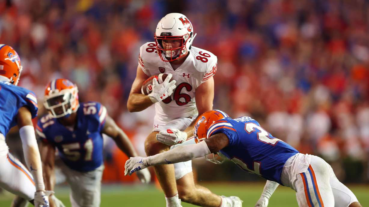 Utah Utes tight end Dalton Kincaid (86) tries to avoid Florida Gators safety Rashad Torrence II (22) as Utah and Florida play in Gainesvillle, Fla., on Saturday, Sept. 3, 2022. Florida won 29-26.
