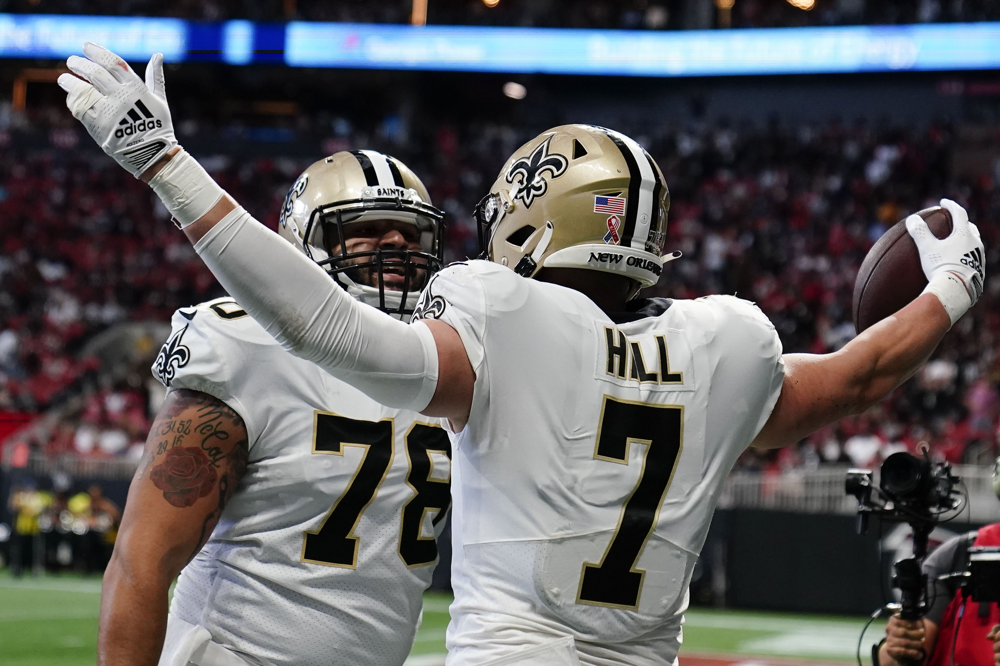 New Orleans Saints tight end Taysom Hill (7) runs during an NFL