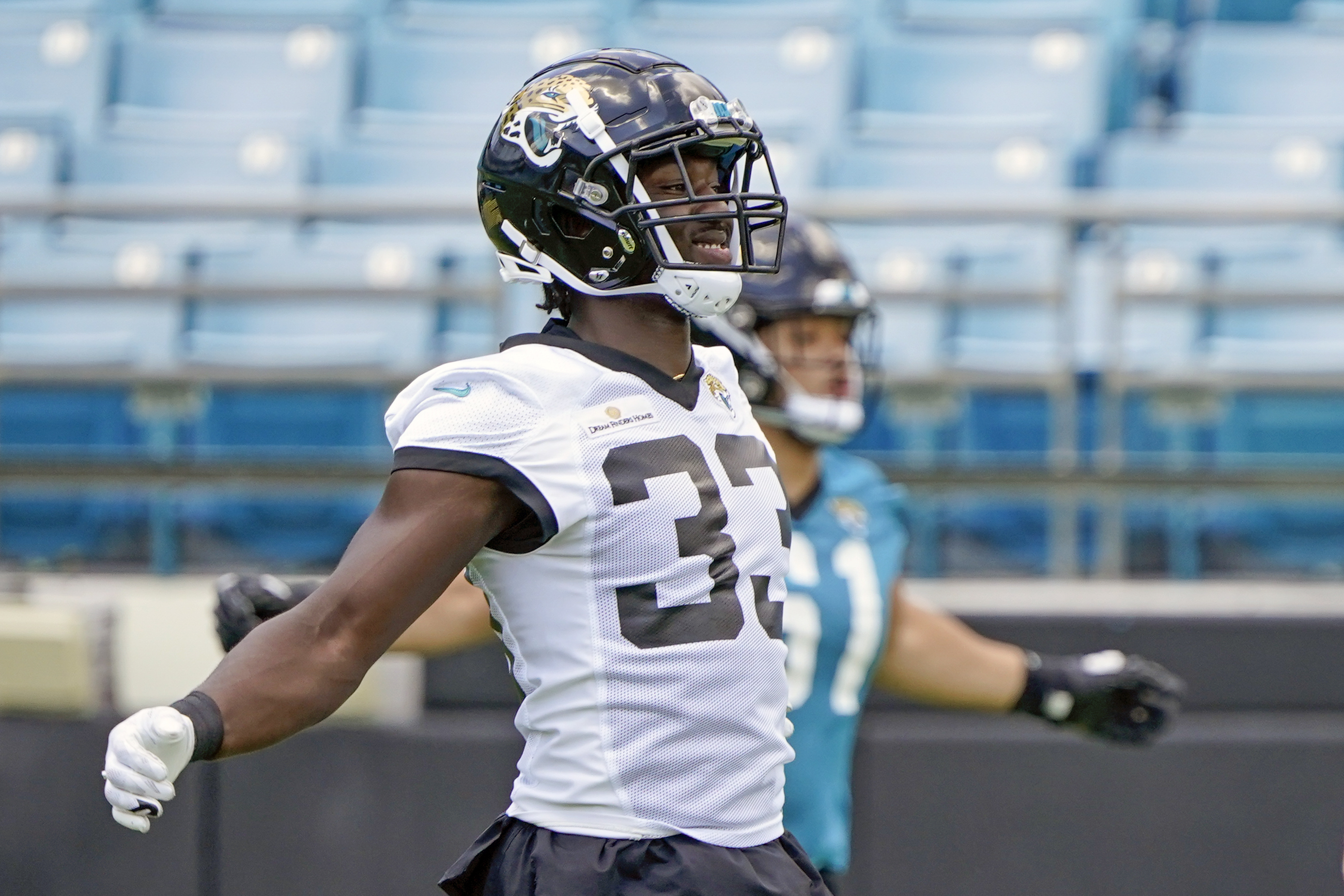 Jacksonville Jaguars inside linebacker Devin Lloyd (33) performs a