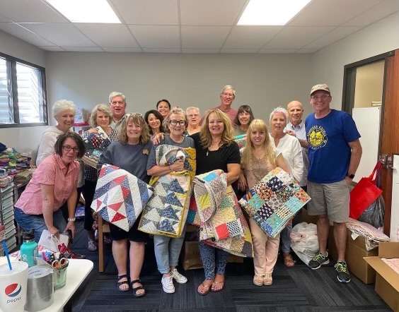 Niektórzy z 32 wolontariuszy udali się do granicy ukraińskiej w Polsce z Wrap Ukraine with Quilts, aby pomóc w zorganizowaniu warsztatów szycia dla ukraińskich uchodźców.