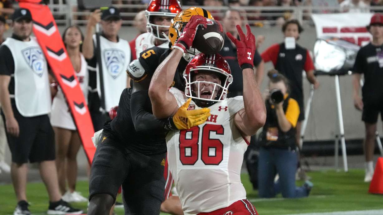 Utah tight end Dalton Kincaid (86) catches a touchdown pass in front of Arizona State defensive back Chris Edmonds during the first half of an NCAA college football game Saturday, Sept. 24, 2022, in Tempe, Ariz.
