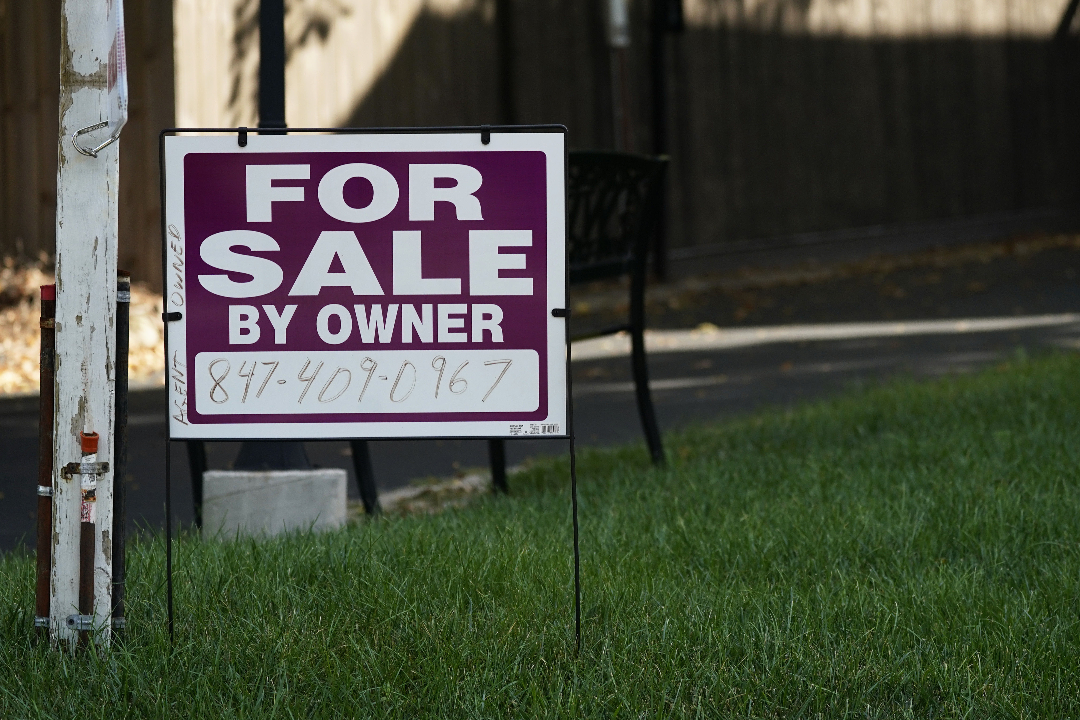 For sale by owner sign is displayed outside home in Northbrook, Ill., Sept. 21. Average long-term U.S. mortgage rates rose this week for the sixth straight week, marking new highs not seen in 15 years, mortgage buyer Freddie Mac reported Thursday.