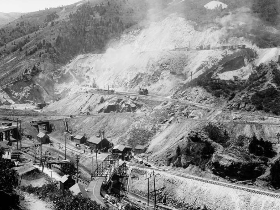 Workers mine at Utah Copper Company's Bingham Canyon Mine on July 18, 1907.