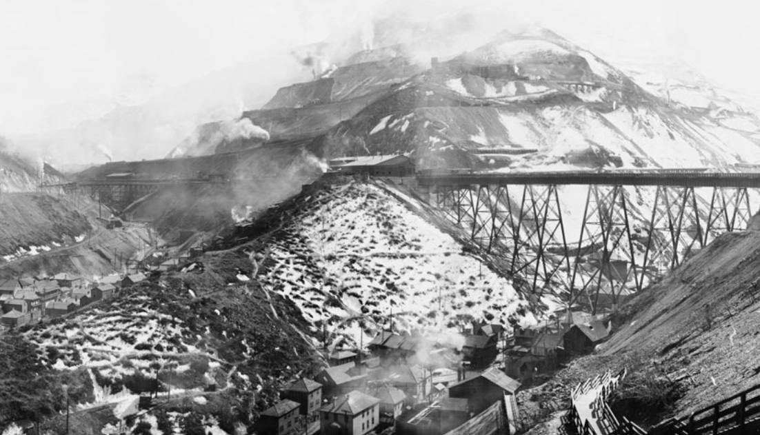 A photo of the Utah Copper Company mine at Bingham Canyon likely taken around 1925.