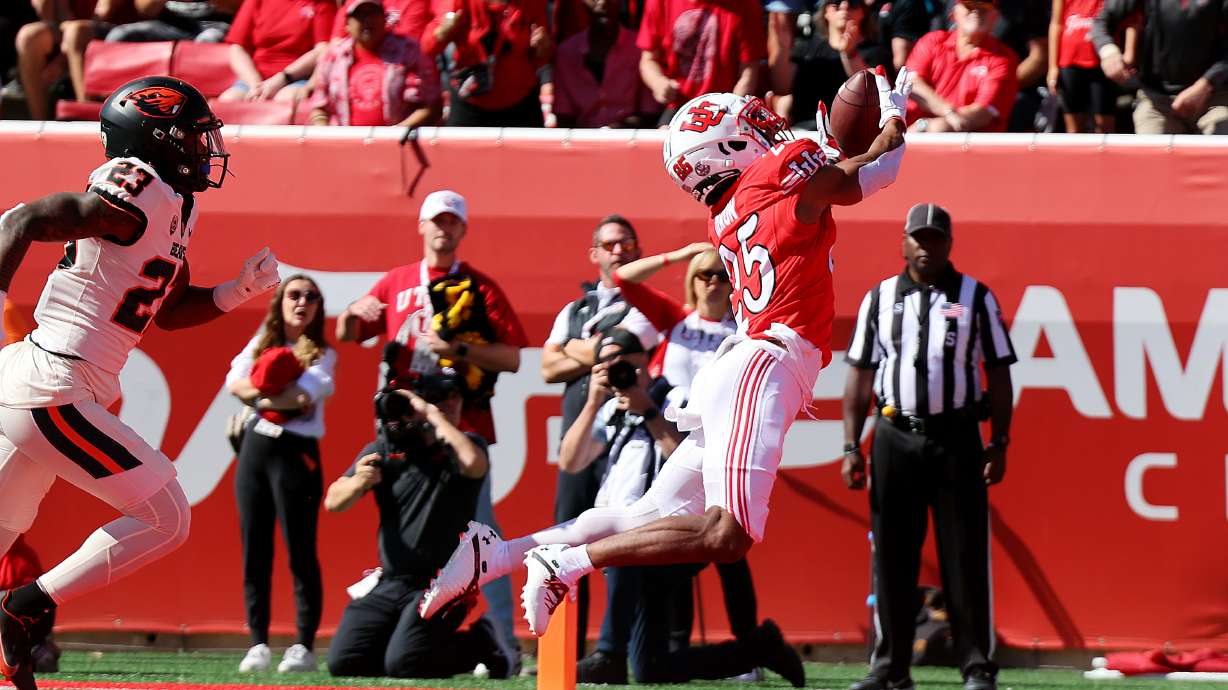 Utah Utes wide receiver Jaylen Dixon (25) stretches out for the reception on a touchdown catch as Utah and Oregon State play at Rice Eccles Stadium in Salt Lake City on Saturday, Oct. 1, 2022.
