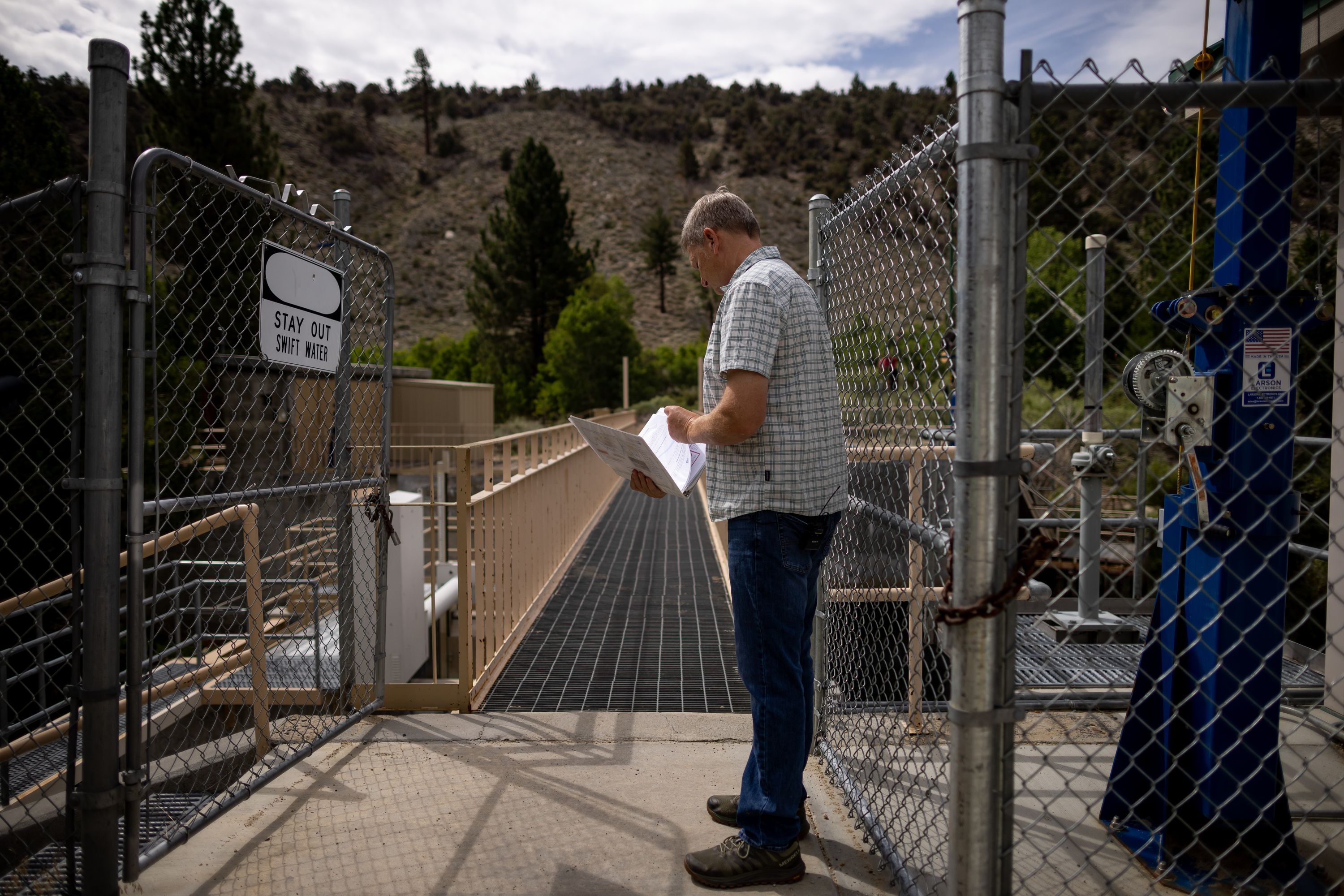 Geoffrey McQuilkin, executive director of the Mono Lake Committee, shows journalists the gates that are used to divert water from Lee Vining Creek to serve Los Angeles on Aug. 9.