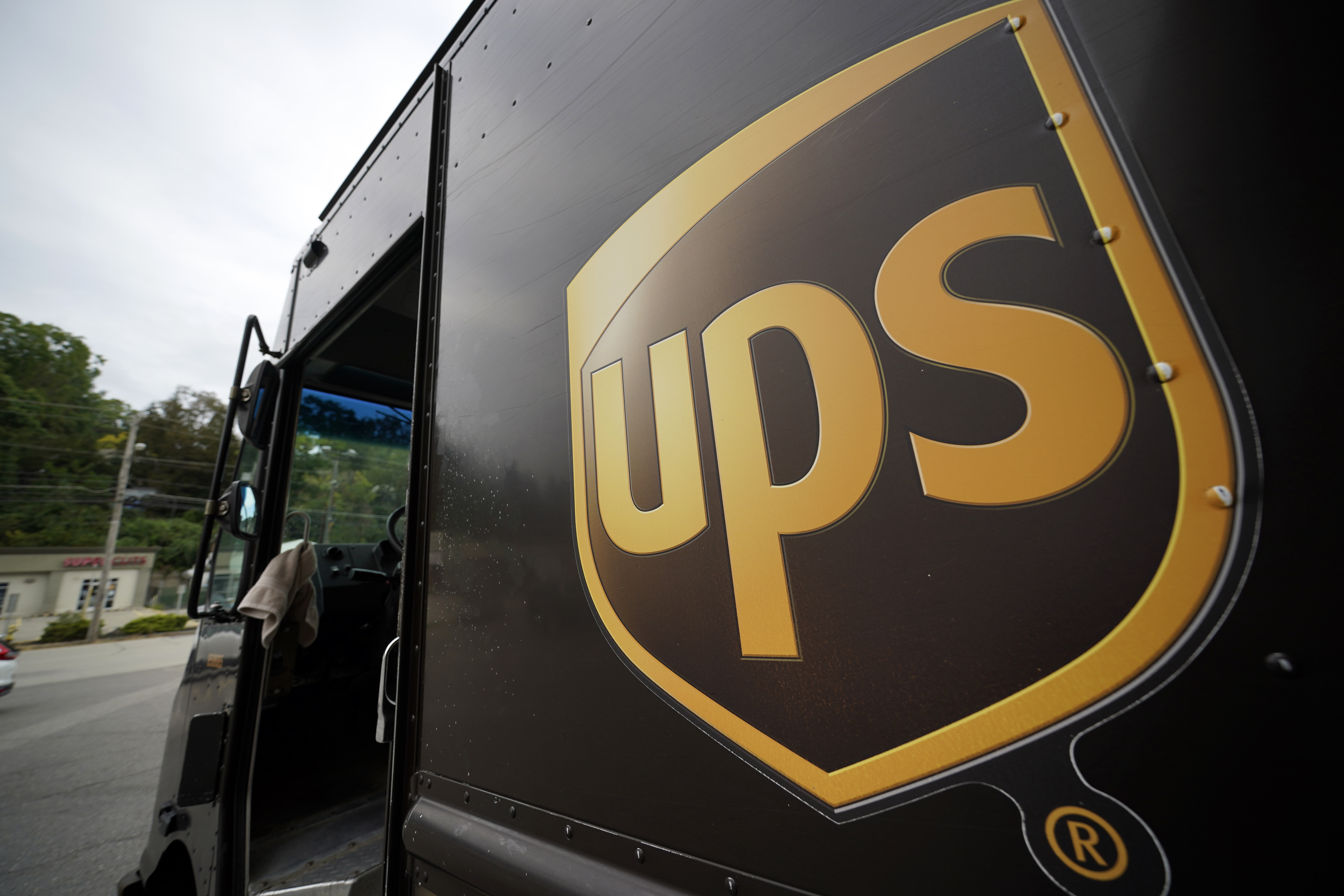 The Environmental Protection Agency has reached a settlement with the private United Parcel Service to resolve violations of hazardous waste regulations at more than 1,100 facilities across 45 states and Puerto Rico, the agency said Wednesday.