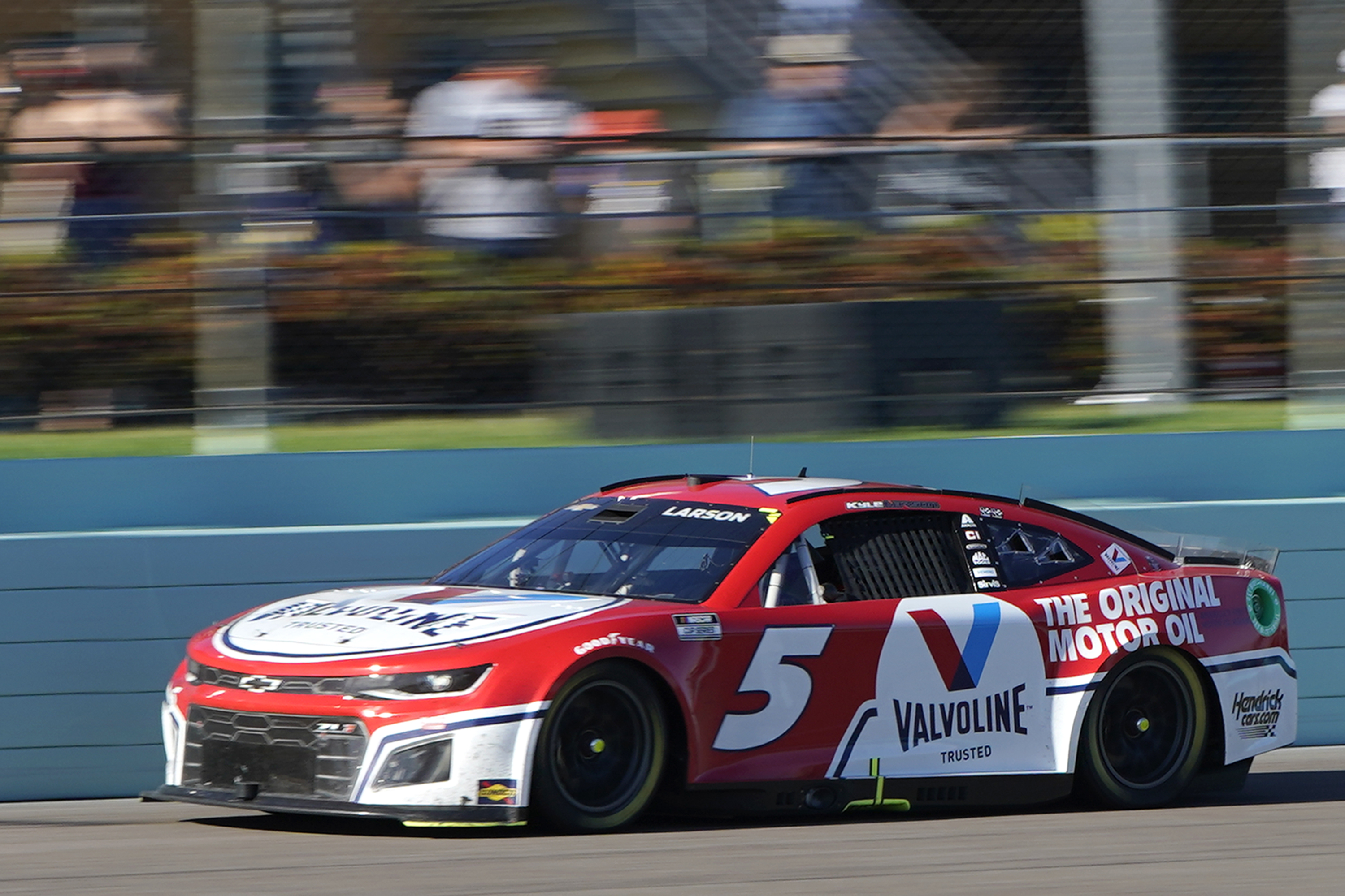 Kyle Larson (5) competes during a NASCAR Cup Series auto race at Homestead-Miami Speedway, Sunday, Oct. 23, 2022, in Homestead, Fla. 