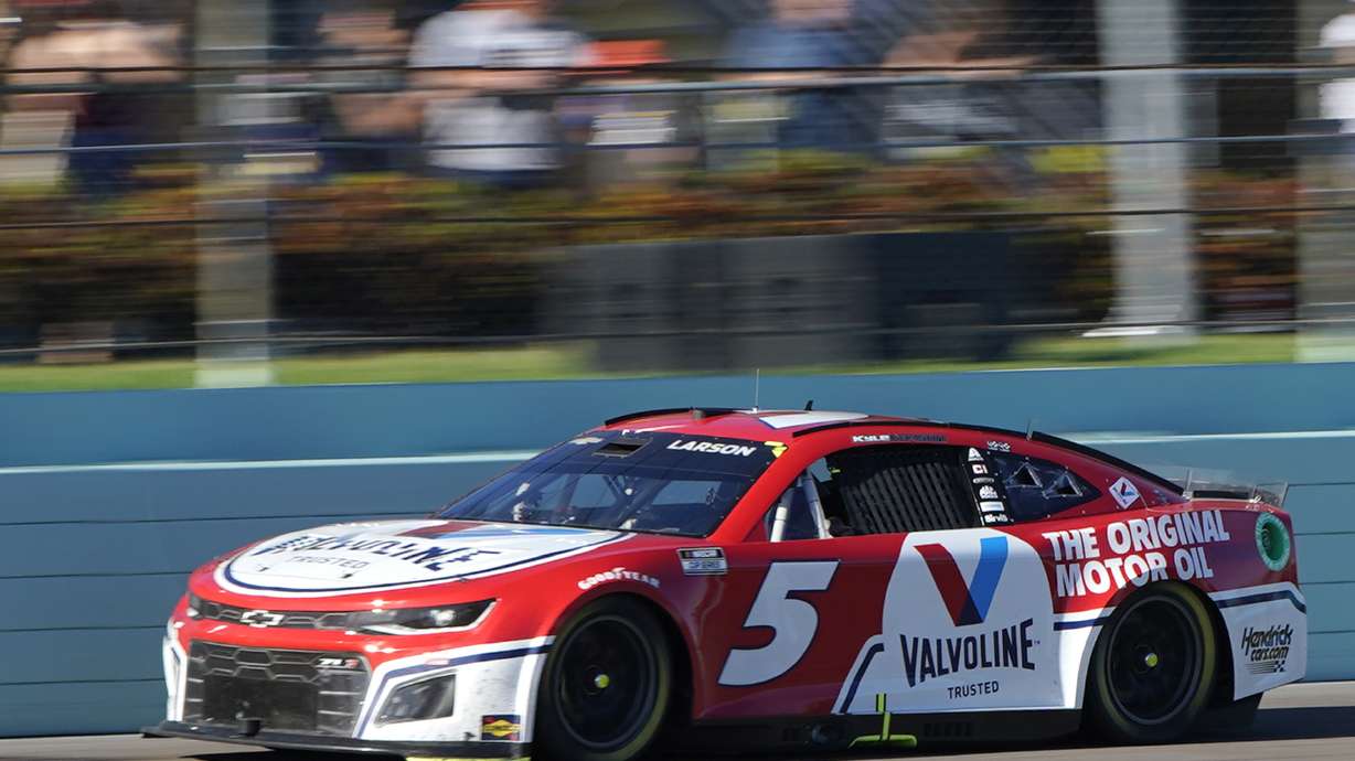 Kyle Larson (5) competes during a NASCAR Cup Series auto race at Homestead-Miami Speedway, Sunday, Oct. 23, 2022, in Homestead, Fla.