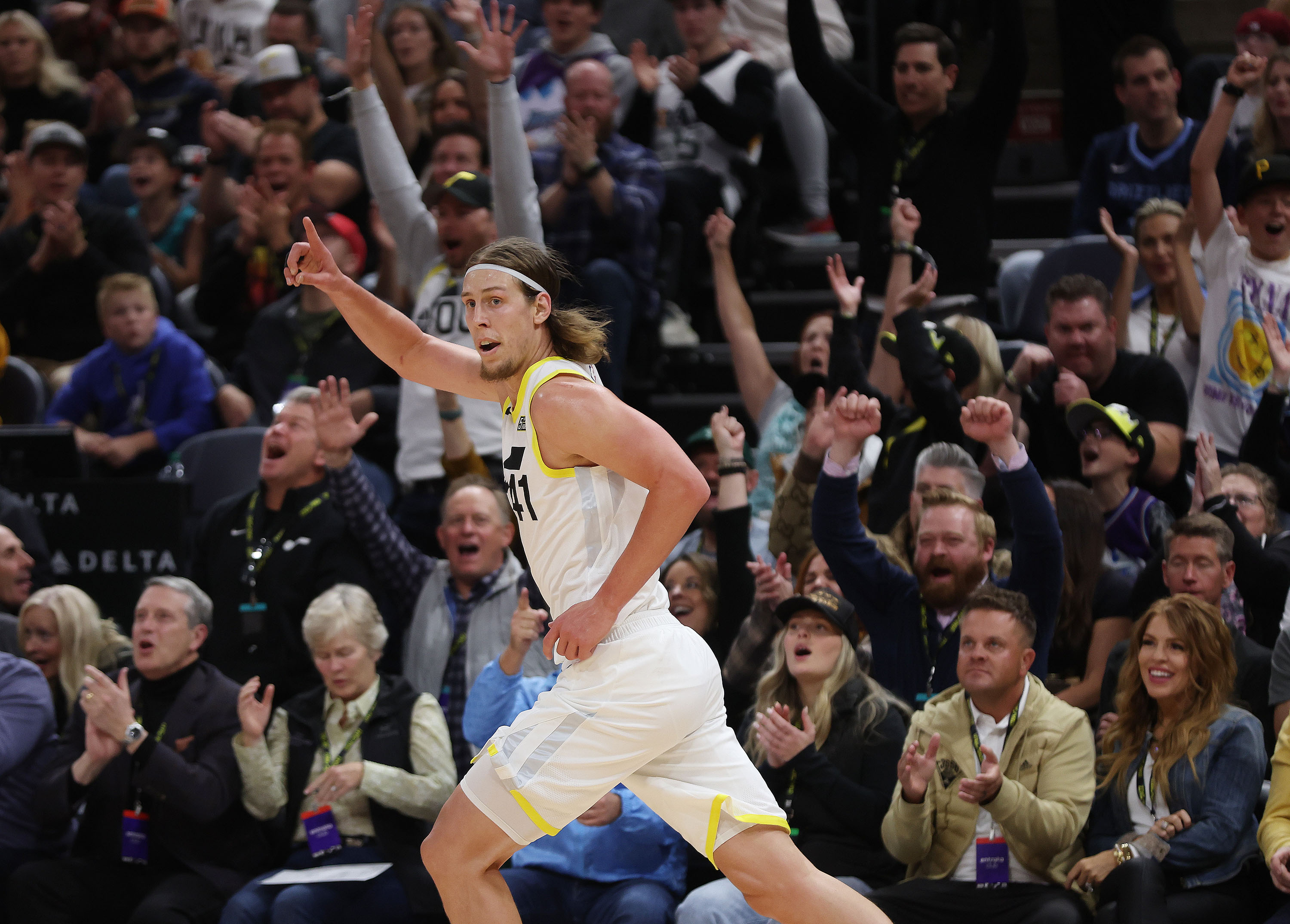 Jazz survive chaotic ending and shock Grizzlies 124-123