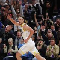 Jazz survive chaotic ending and shock Grizzlies 124-123