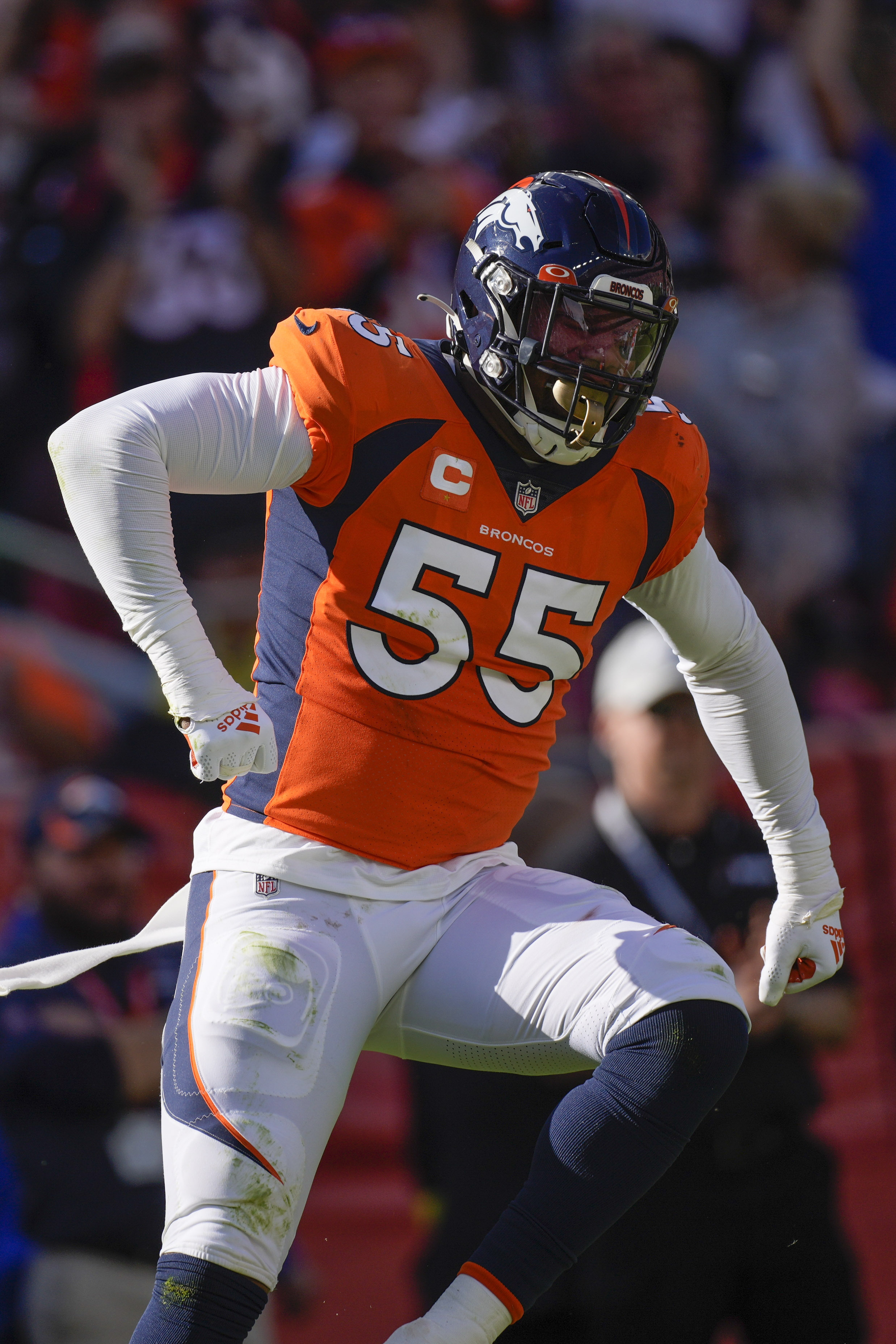 Dolphins trade for Broncos LB Bradley Chubb, 49ers RB Jeff Wilson - ESPN