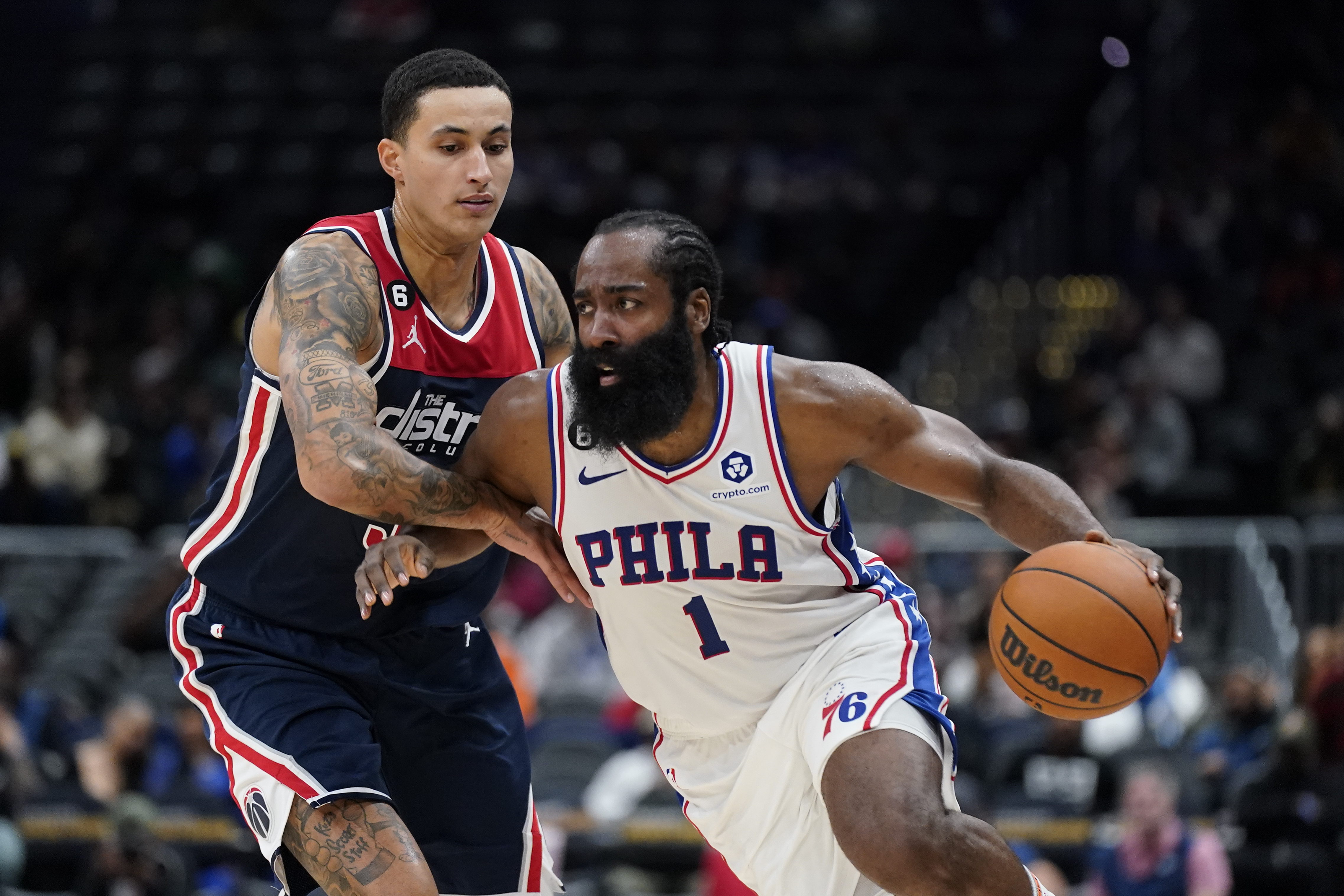 James Harden de los 76ers de Filadelfia pasa frente a Kyle Kuzma de los Wizards de Washington en la segunda mitad del partido de la NBA, el lunes 31 de octubre de 2022, en Washington.