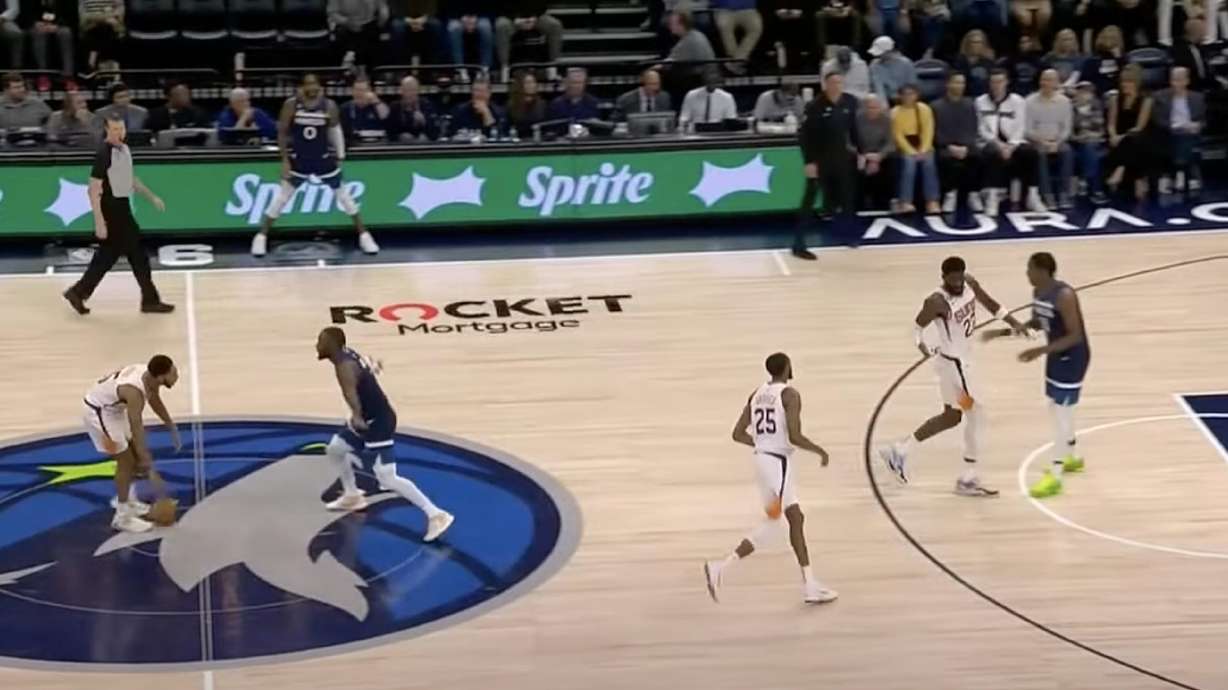 Heb je het eerder gezien? D’Angelo Russell vergat in Timberwolves te komen Heb je het eerder gezien? D’Angelo Russell vergat in Timberwolves te komen