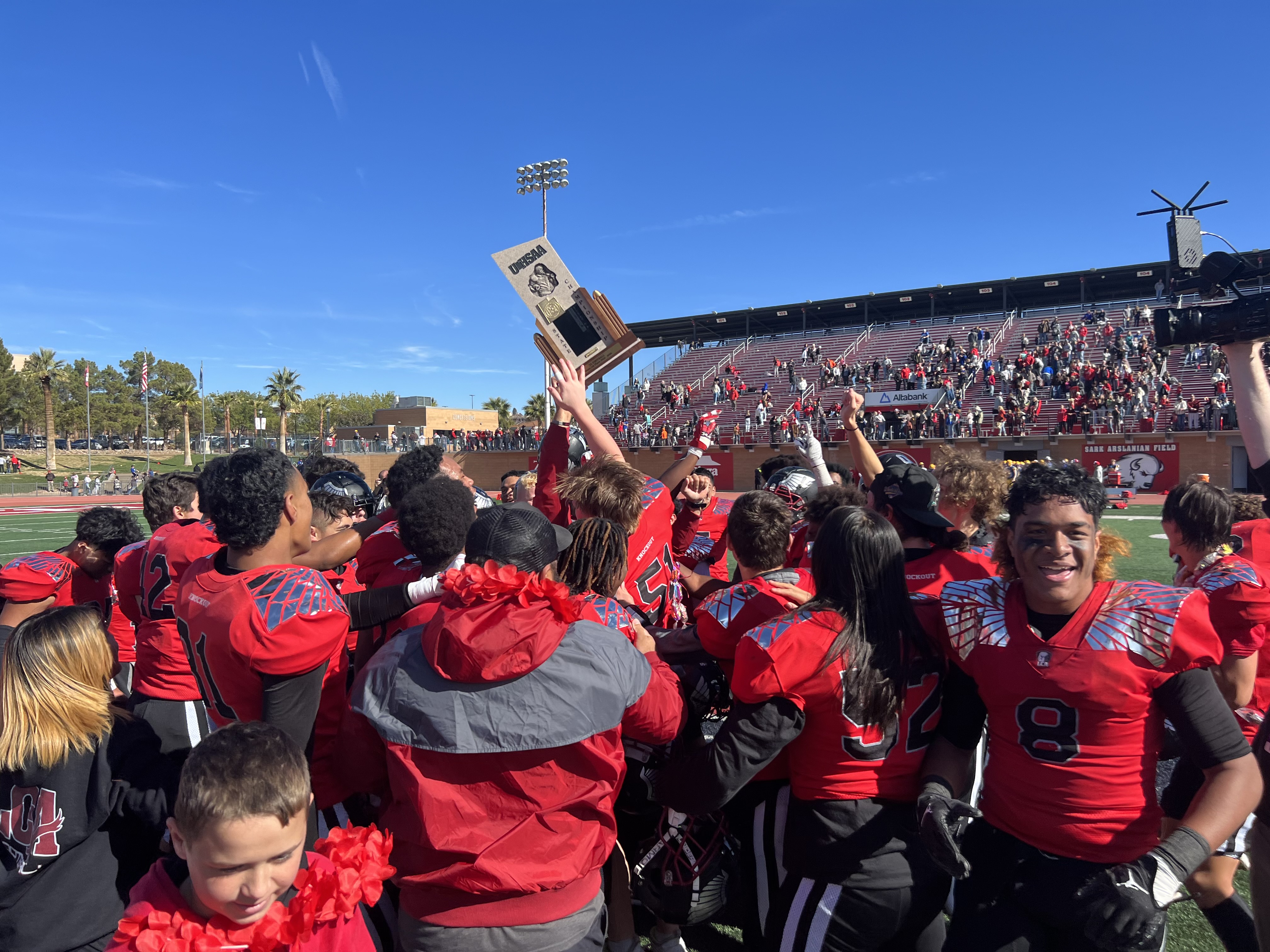 1A final: Layton Christian rocks Kanab 55-19 behind 3 multi-touchdown efforts