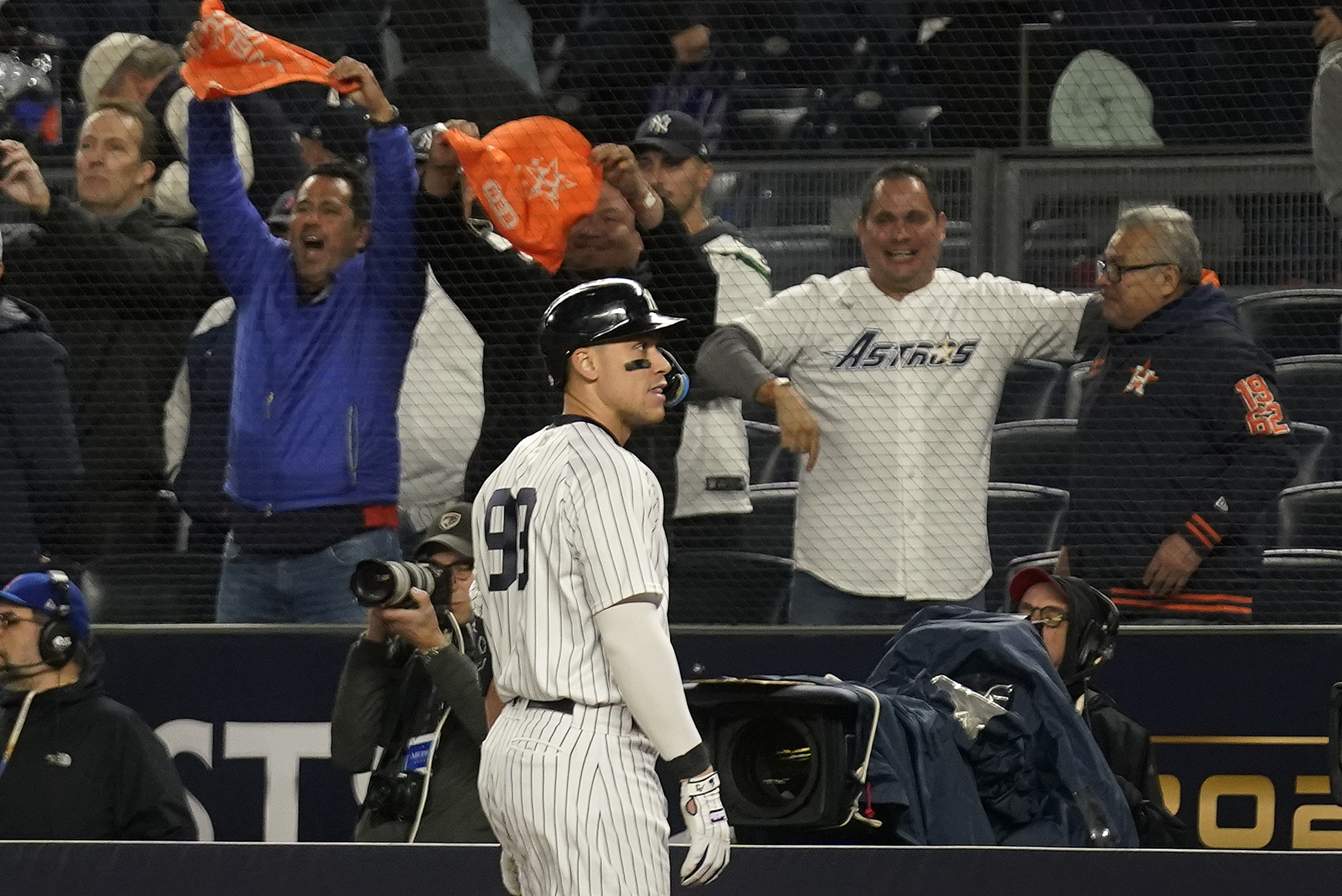 Tom Brady tries to recruit baseball star Aaron Judge for the Bucs