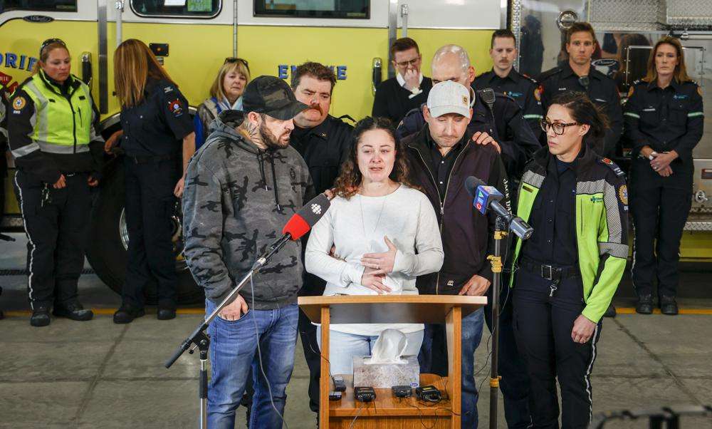 Zdravotníčku Jaime Ericksonovú utešoval jej manžel Sean Erickson a priatelia, keď ju minulý týždeň privolali k nehode, nevedela, že sa snaží zachrániť svoju vlastnú dcéru, pretože zranenia boli také vážne. utorok pre médiá v Airdrie, Alberta.