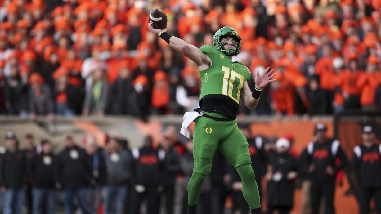 Oregon quarterback Bo Nix (10) passes against Oregon State during the second half of an NCAA college football game on Saturday, Nov 26, 2022, in Corvallis, Ore.