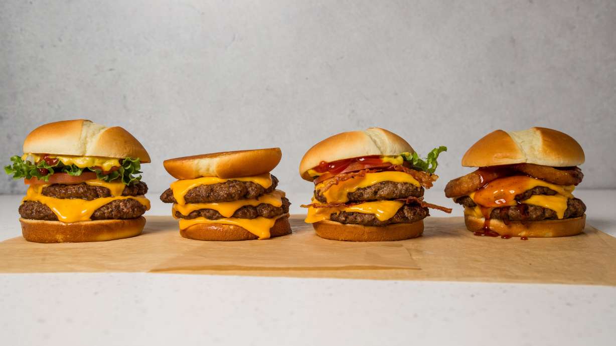 Wayback Burgers, one of the nation's fastest-growing burger franchises, announced a lease signing for a new restaurant in St. George, making it the franchise's first Utah location.