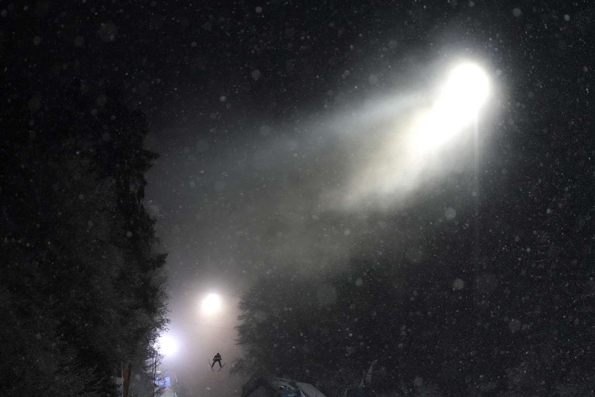 L'Allemand Stephan Leyhe s'élance dans les airs lors du tournoi de saut à ski Four Hills à Bischofshofen, en Autriche, le 5 janvier.