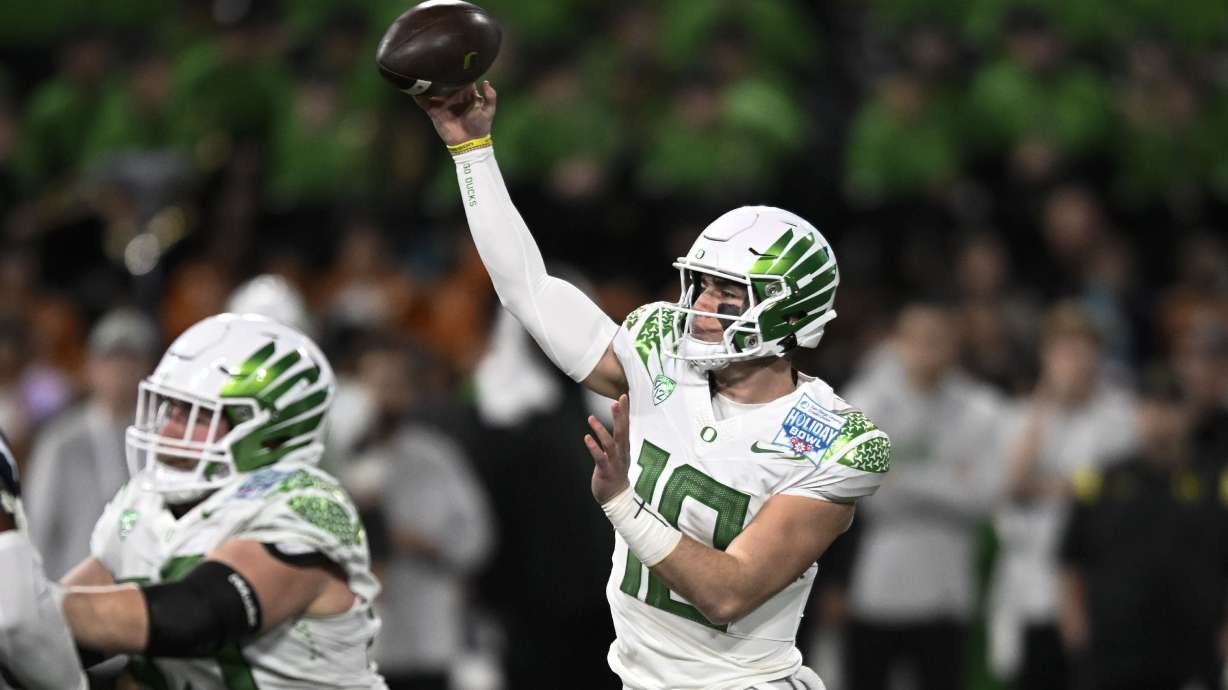 Oregon quarterback Bo Nix (10) passes during the first half of the Holiday Bowl NCAA college football game against North Carolina Wednesday, Dec. 28, 2022, in San Diego.