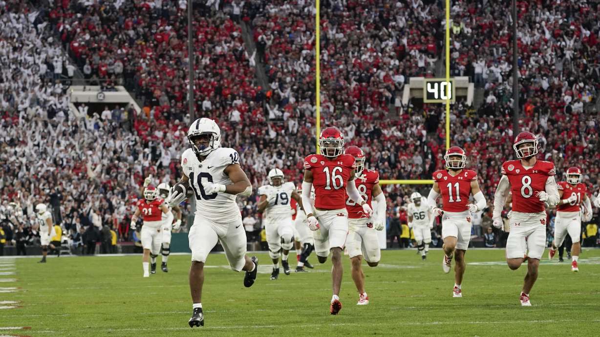 Penn State running back Nicholas Singleton (10) runs toward the end zone for a touch down during the second half in the Rose Bowl NCAA college football game against Utah Monday, Jan. 2, 2023, in Pasadena, Calif.