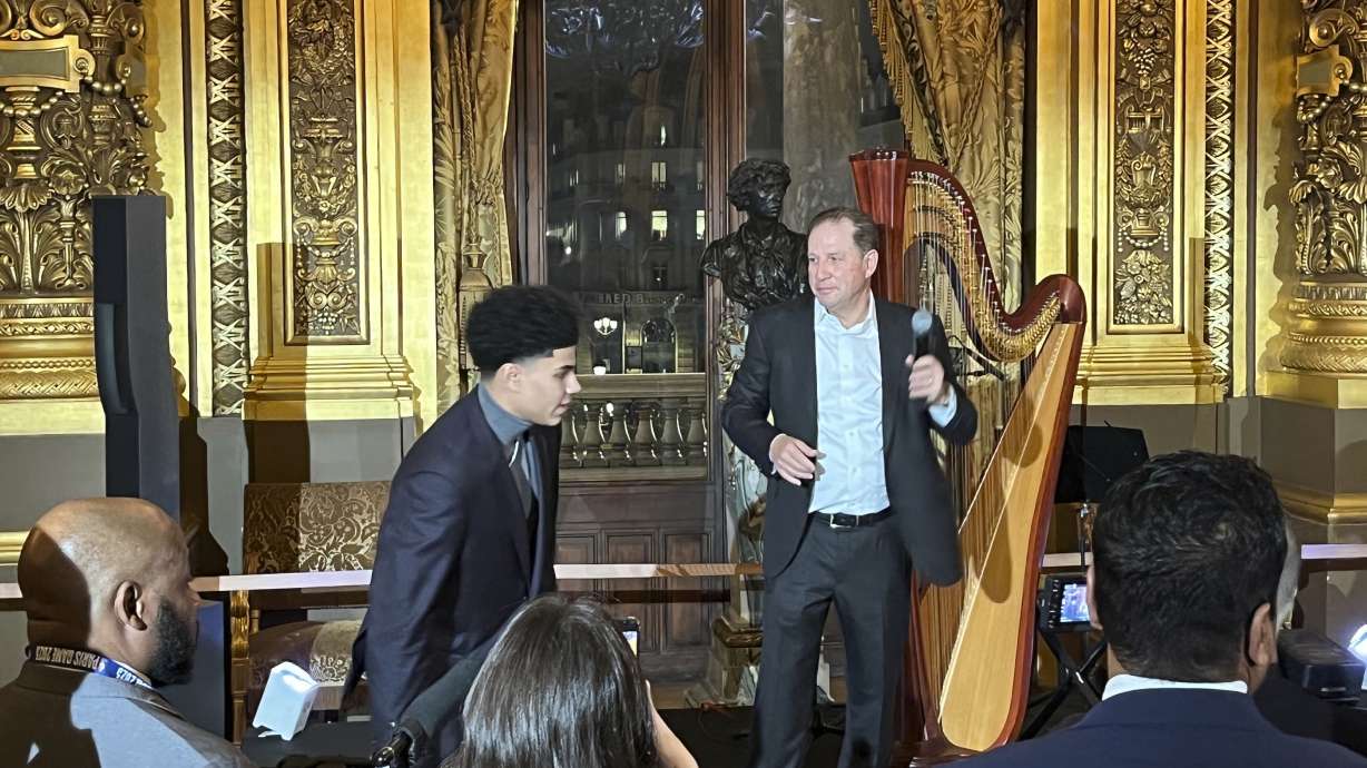 Detroit Pistons vice chairman Arn Tellem welcomes the NBA basketball team and their families to a private party at the Paris Opera House Tuesday night, Jan. 17, 2023, in Paris, France. At top left is Pistons' Killian Hayes. The Detroit Pistons play the Chicago Bulls in Paris on Thursday.
