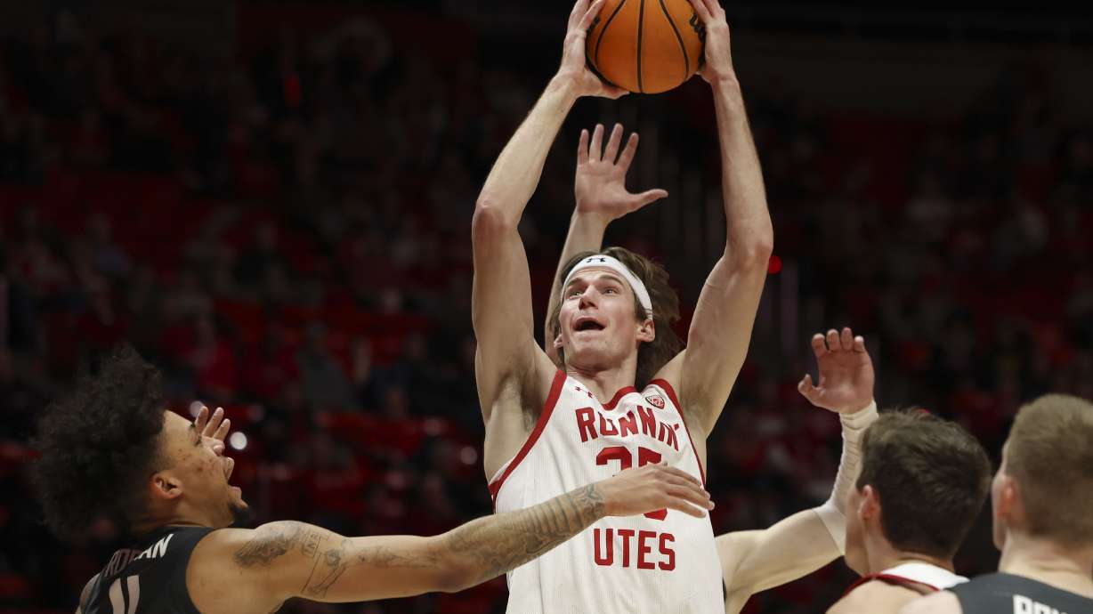 Utah Utes center Branden Carlson (35) shoots over Washington State Cougars forward DJ Rodman (11) at the Huntsman Center in Salt Lake City on Thursday, Jan. 19, 2023.