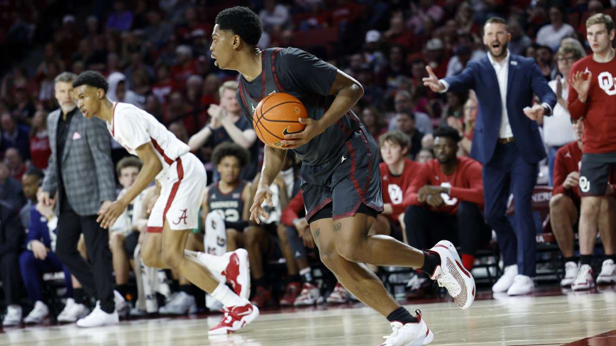 Oklahoma guard Grant Sherfield (25) brings the ball up the court during the first half of an NCAA college basketball game against Alabama, Saturday, Jan. 28, 2023, in Norman, Okla.