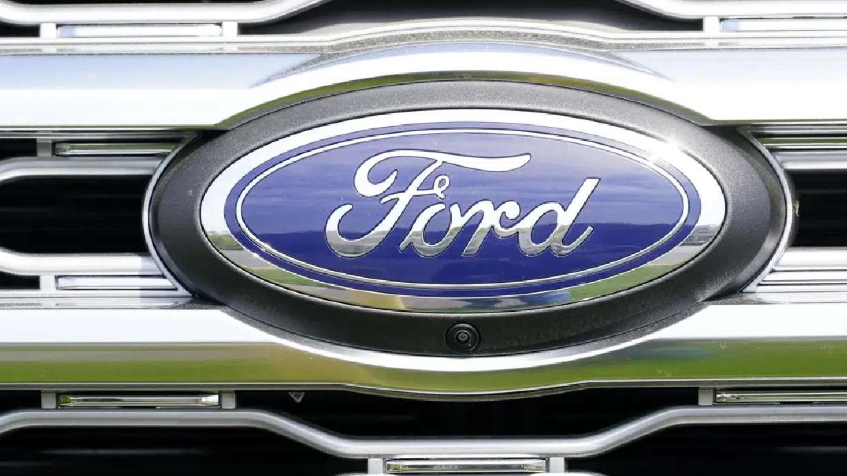 The U.S. government’s road safety agency is investigating complaints that windshield trim panels can fly off of Ford Explorers while they’re traveling at highway speeds, Tuesday.