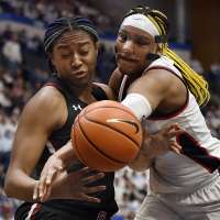 No. 1 South Carolina tops fifth-ranked UConn 81-77