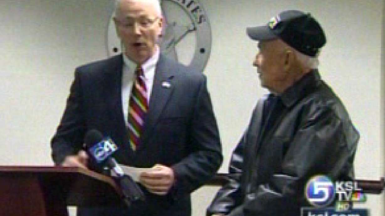 Man Honored for Helping Catch Escaped Convicts