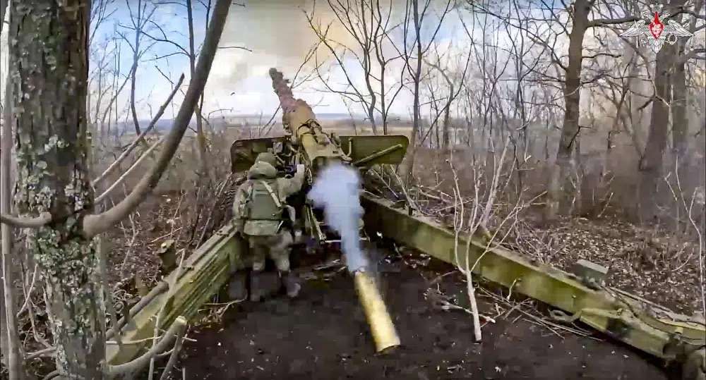 The Russian army's 152-mm howitzer "Hyacinth-B" fires at Ukrainian troops at an undisclosed location, seen in a photo distributed Wednesday.