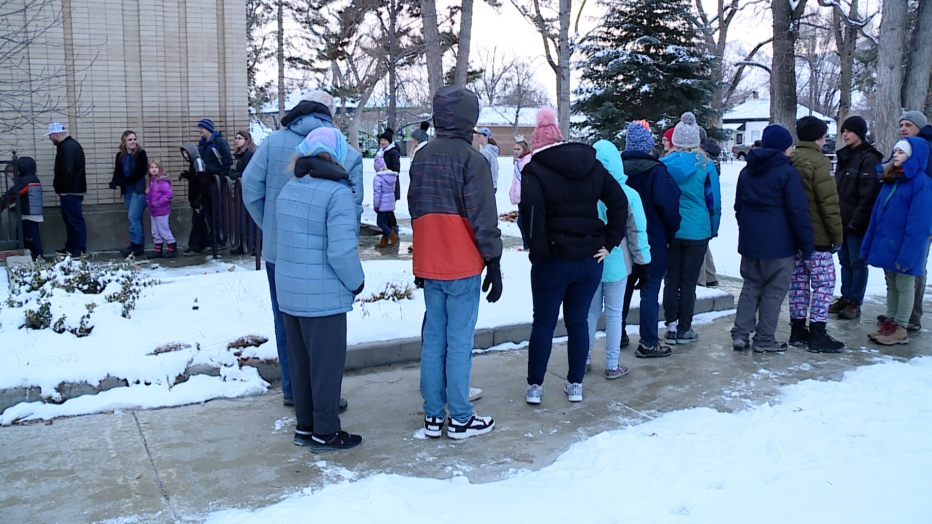 A pesar de las gélidas temperaturas, cientos de personas asistieron para ayudar con la transferencia de libros de la biblioteca.