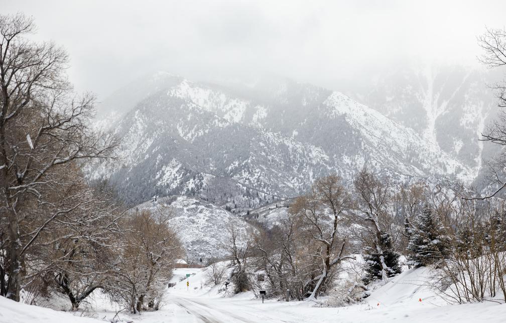 Colder temperatures produced lake effect snow in four Utah counties on Sunday. Lake effect snow is affecting Monday morning's commute and school days.