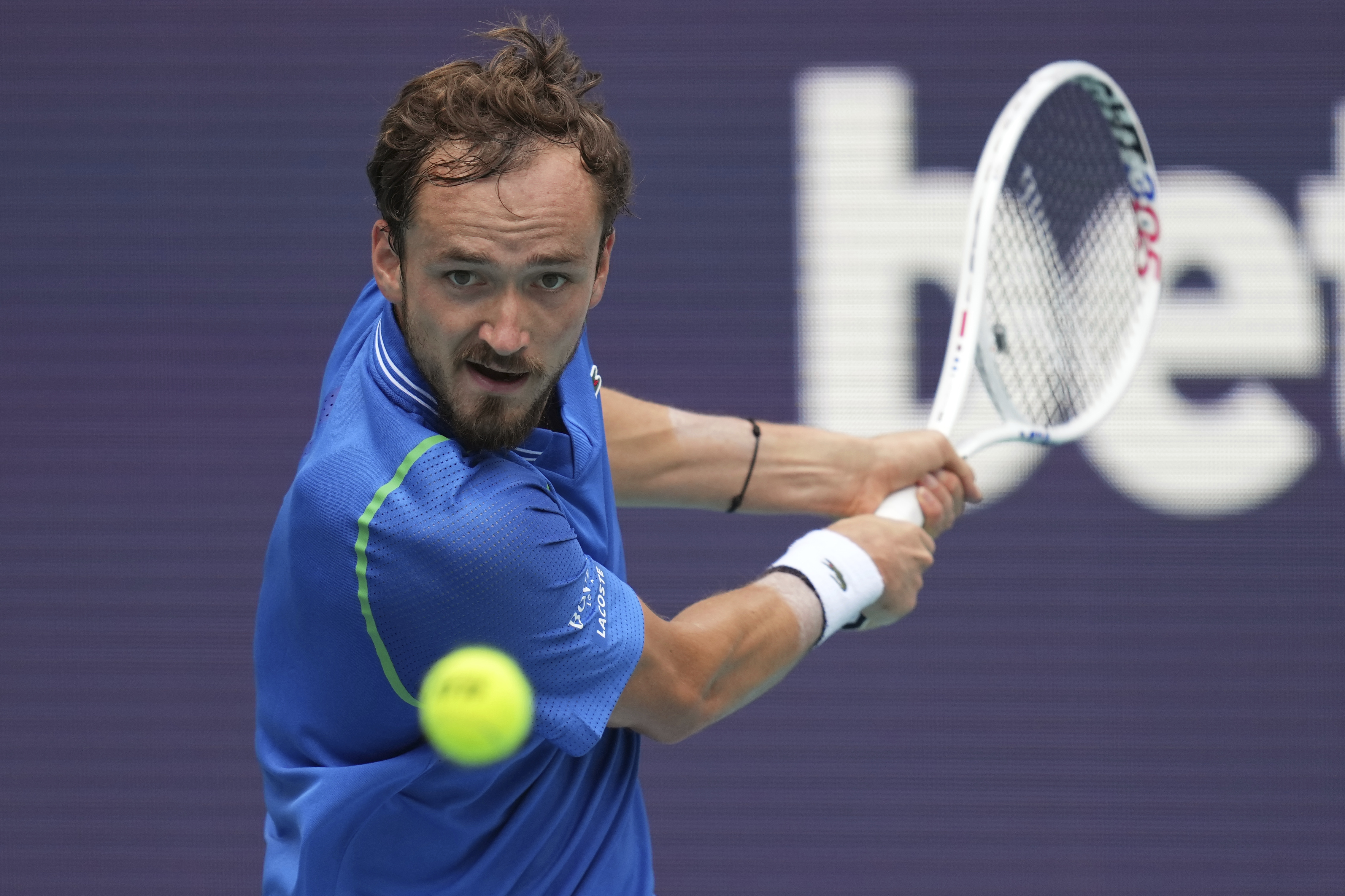 El ruso Daniil Medvedev devuelve un tiro ante su compatriota Karen Khachanov en el primer set de su partido de semifinales del Masters de Miami, el viernes 31 de marzo de 2023, en Miami Gardens, Florida.