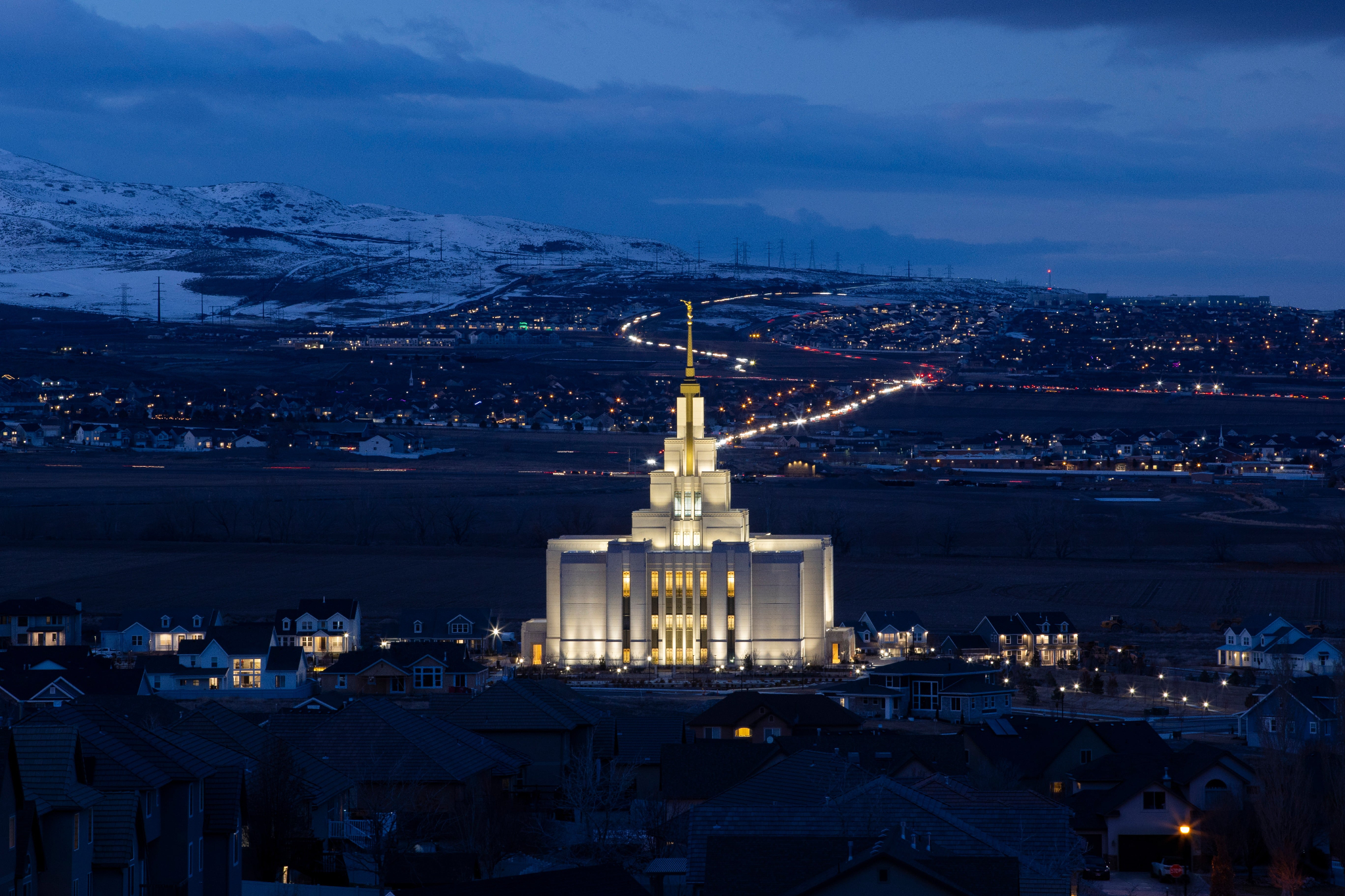 A west-facing shot of the Saratoga Springs Utah Temple at night.