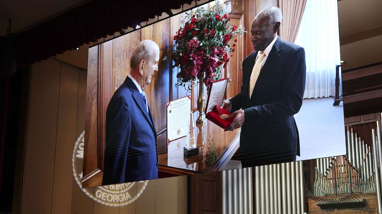 President Russell M. Nelson receives the Gandi-King-Mandela Peace Prize from Dr. Lawrence Edward Carter Sr., professor and founding dean of the Martin Luther King Jr. International Chapel, in Atlanta on Thursday.
