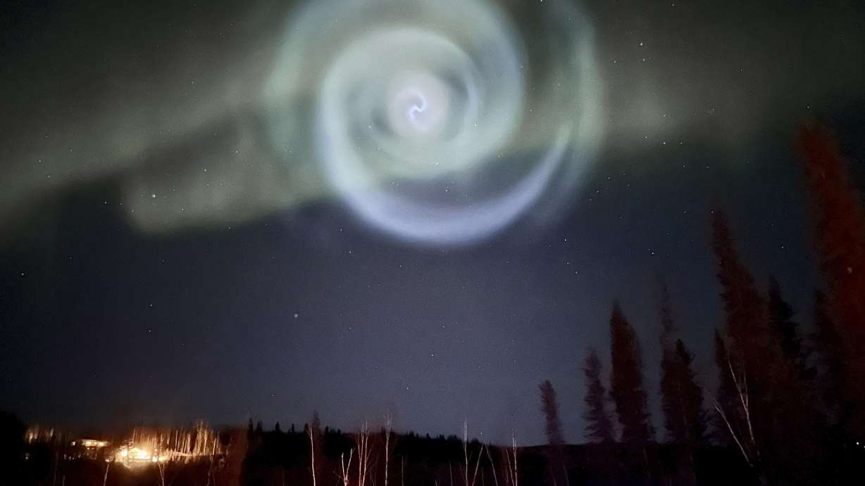 Una extraña espiral aparece en medio de la aurora boreal en el cielo nocturno de Alaska Una extraña espiral aparece en medio de la aurora boreal en el cielo nocturno de Alaska