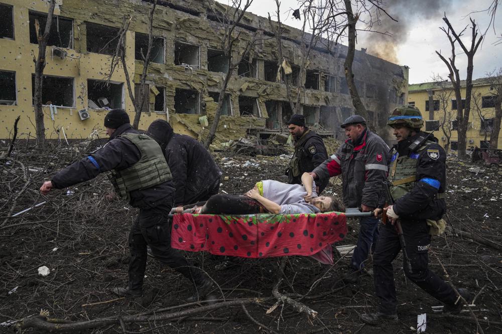Officials evacuate an injured pregnant woman Iryna Kalinina, 32, during a Russian airstrike in Mariupol, Ukraine, March 9, 2022. The image was part of a series by the Associated Press that was awarded the 2023 Pulitzer Prize.