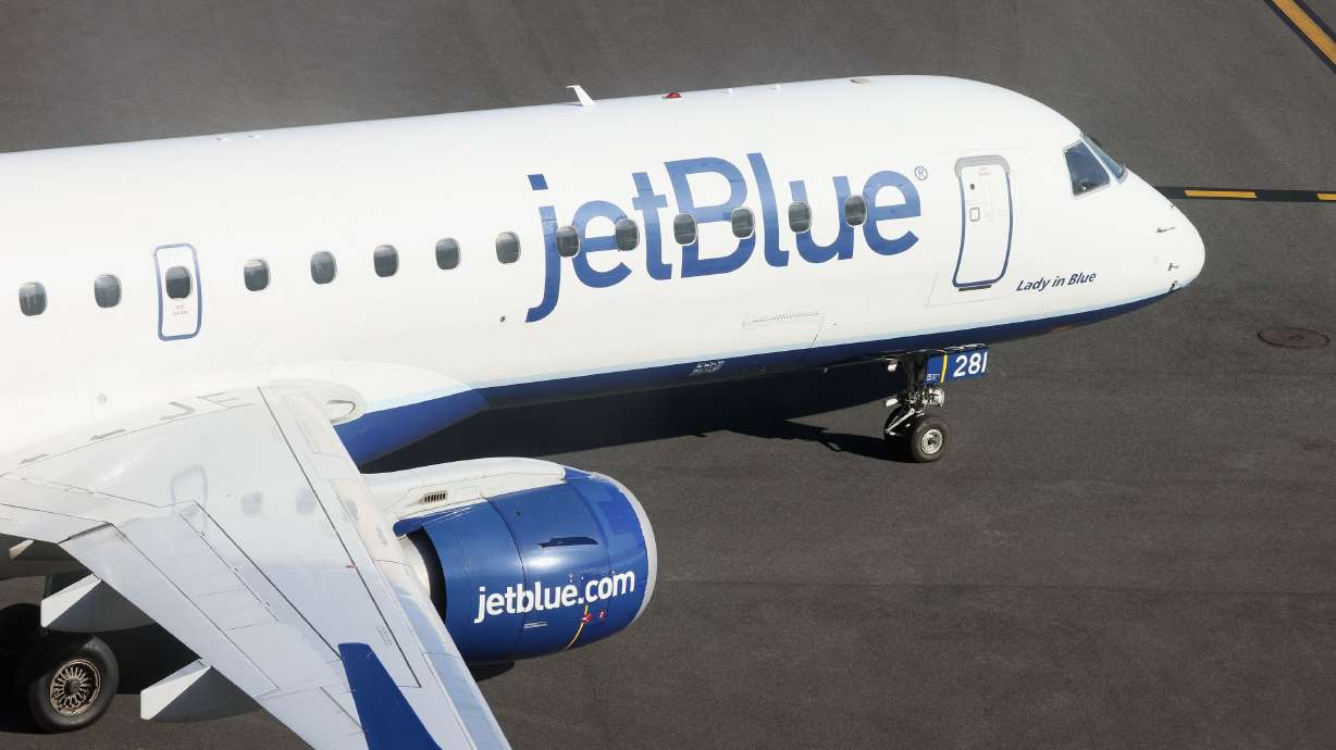 A JetBlue jet moves at Laguardia Airport in November 2022. American Airlines and JetBlue Airways have to break up their alliance on Northeast U.S. flight routes, a U.S. District Court judge ordered on May 19.